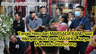 Tangis Haru menyanyikan lagu MASIHOL Karya Marlundu Situmorang dari MARSADA BAND