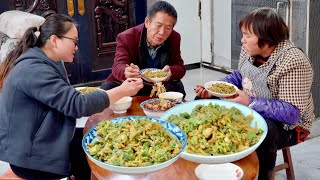 【乡村的味道】香菜大丰收，拔一些和大肉一起蒸麦饭吃，味道很独特！