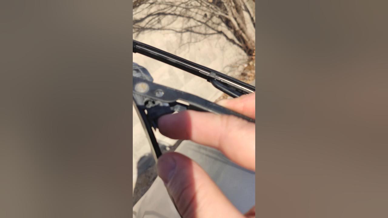 Каркасные стеклоочистители. Замена стеклоочистителей тойота. Ограничитель заднего дворника ленд крузер 100. Дворники камри 70. Тойота королла 2006 дворники размер.