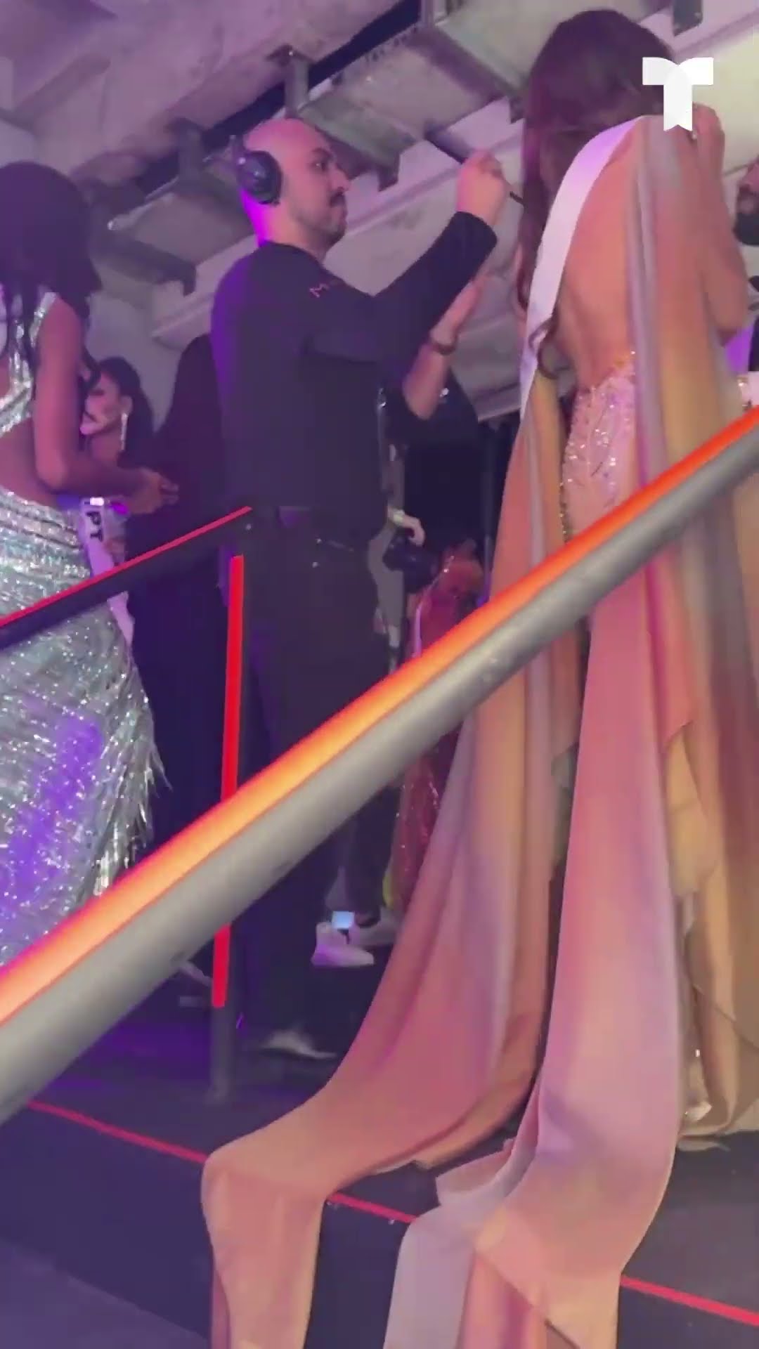 ??Tras bambalinas, las 12 finalistas preparándose para la pasarela en traje de gala en #MissUniverso