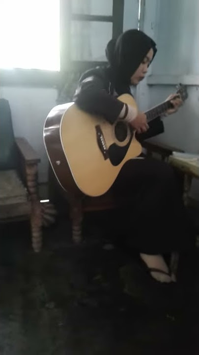 meski bukan yang pertama  .gitaris cewek hijab cantik