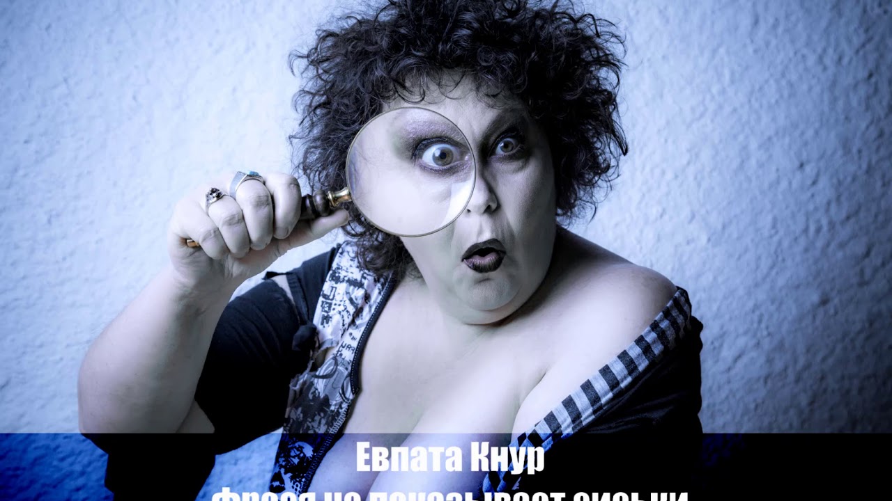 Показывает сиськи в машине
