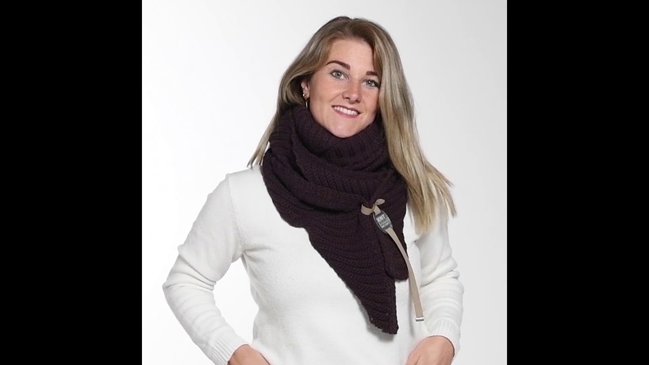How to wear the Demy triangle scarf #1 | Knit Factory