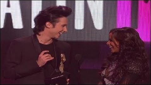 Shakira Wins Favorite Latin Artist Award - AMA 2010