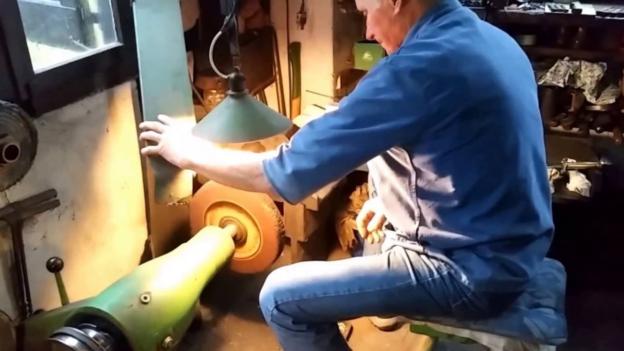 Schleifen eines historischen Schwertes