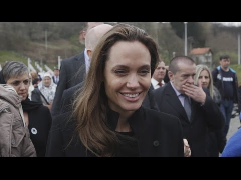 Vídeo: Angelina Jolie Expõe Estrelas Pop Satanistas - Visão Alternativa