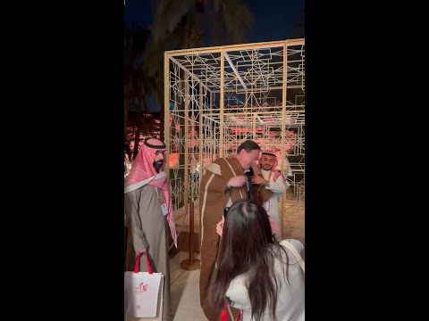 السفير الصيني لدى السعودية يرتدي بشت البرقا في ليالي الدرعية بالتزامن مع ذكرى