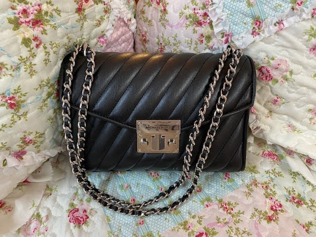 What's in my Michael Kors Rose Medium Flap Bag. 