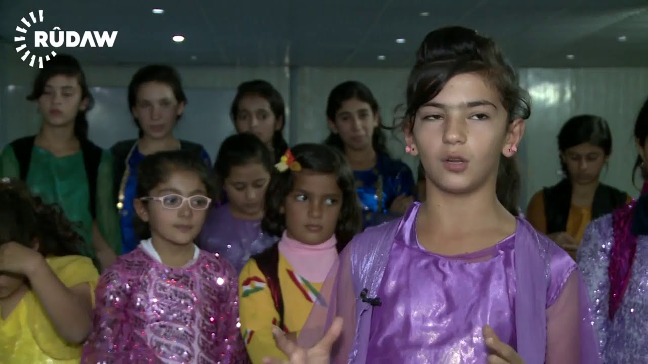 فرقة  فلكلورية لتعليم  الأطفال الرقص والغناء الكردي