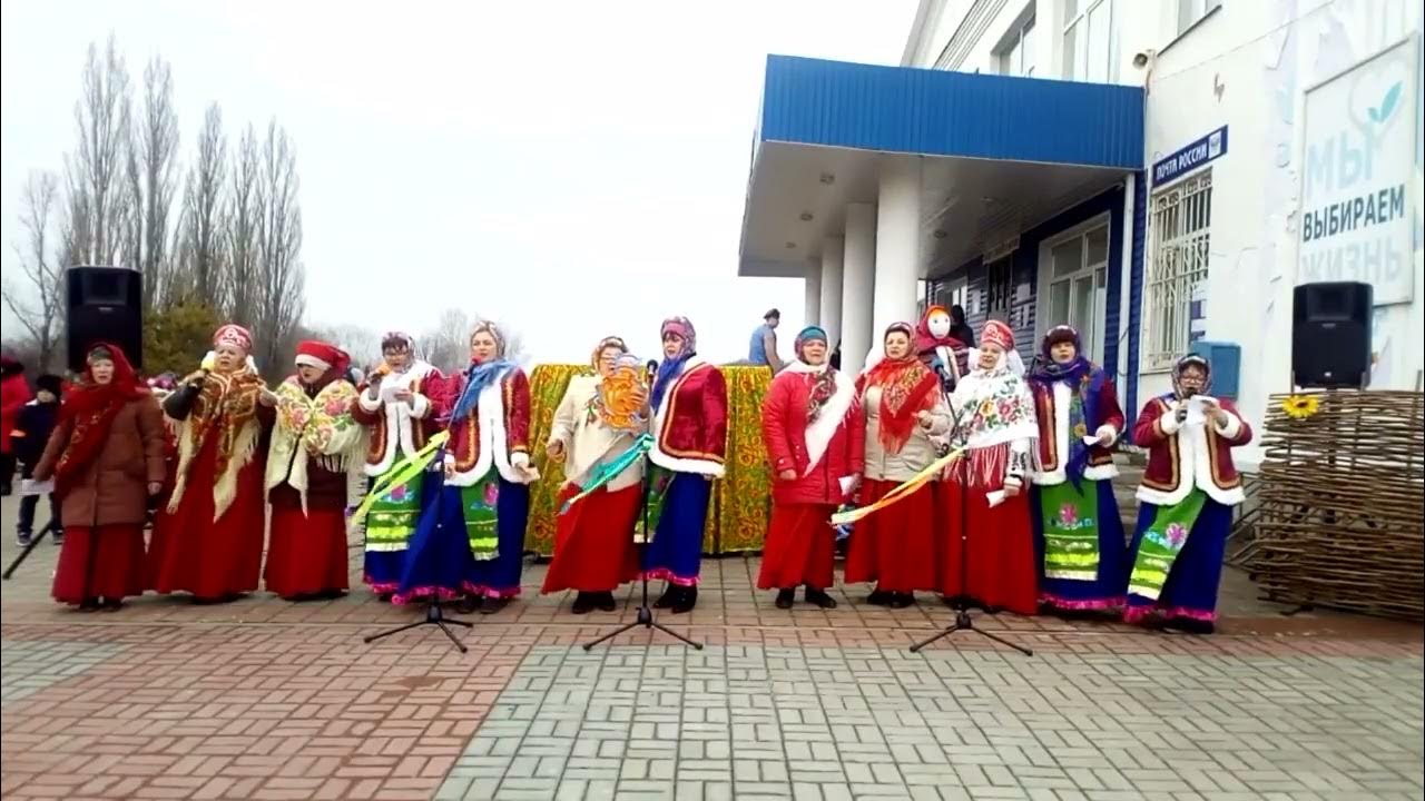 Вошла в избу девица двери распахнула слушать. Вошла в избу девица текст. Вошла в избу девица. Девушка в избе. Масленица вошла в избу девица.