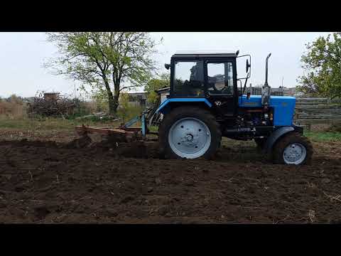 Видео: Как пахать сад трактором?
