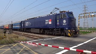 3187次區間車與6902次行李包裹專車通過斗南鎮田頭平交道(台日友誼號)