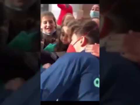 جافي يوم شنقت عليه المشجعة وجرته يتصور غصب 😂🤦 برشلونة ما لحق يستوعب Barcelone gavi
