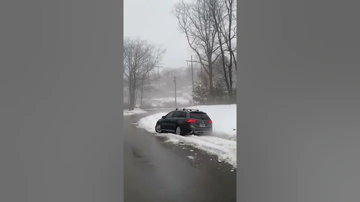 VW Golf Alltrack in the Deep Snow #shorts #vw #cars #snow - DayDayNews