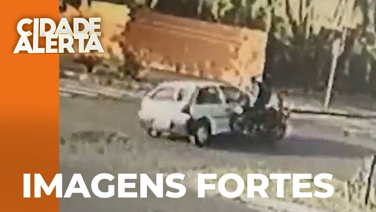 Motociclista sofre acidente e cai em cima de carro Motociclista sofre acidente e cai em cima de carro