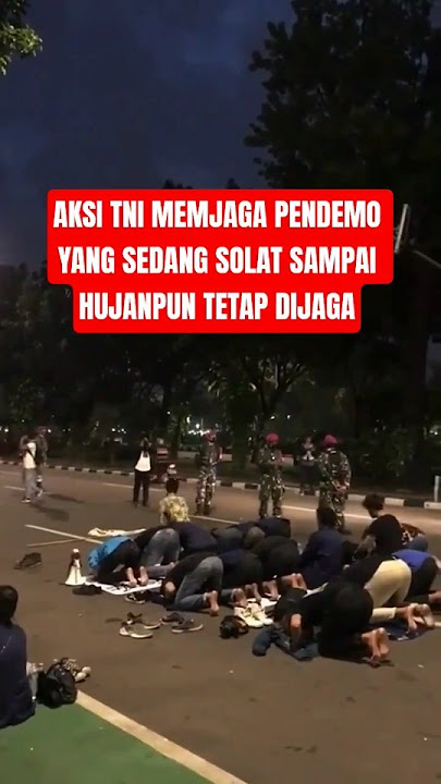 AKSI TNI YANG MENJAGA PENDEMO SEDANG SOLAT #tni #memes #tnidihatirakyat #news #beritaterkini