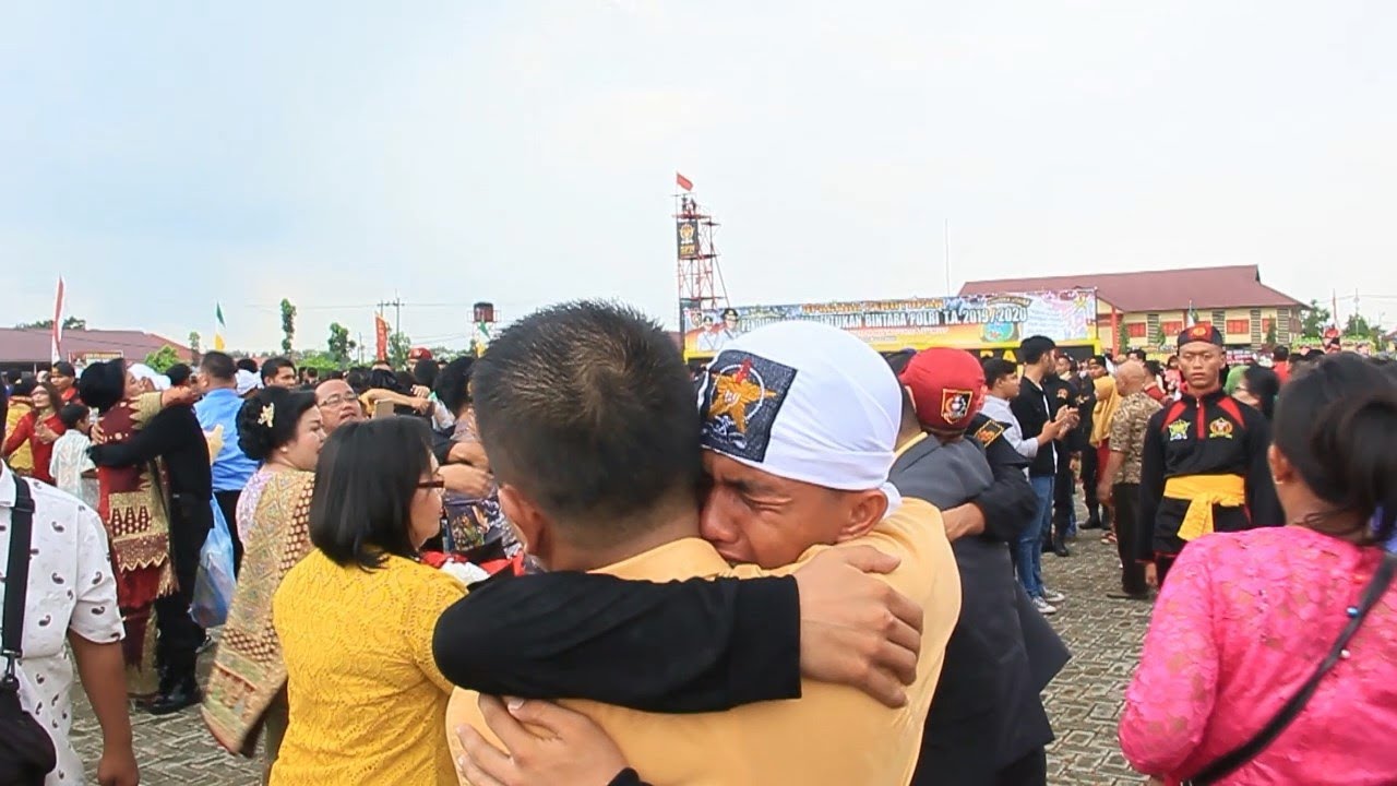 ISAK TANGIS ORANG TUA TUMPAH SAAT UPACARA PENUTUPAN PENDIDIKAN POLRI DI SPN HINAI POLDA SUMUT