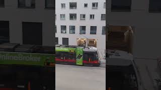 Oh!!!  Der LKW-Fahrer fuhr mit einem Lenkrad in eine enge Gasse! #lkw #Straßenbahn #Vienna #austria