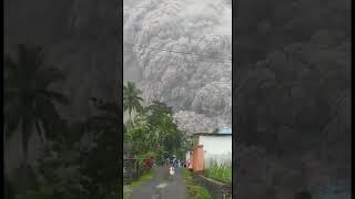 IMPACTANTE y SOBRECOGEDORA erupción de VOLCAN INDONESIA. shortsvideo  volcan  eruption shorts ?