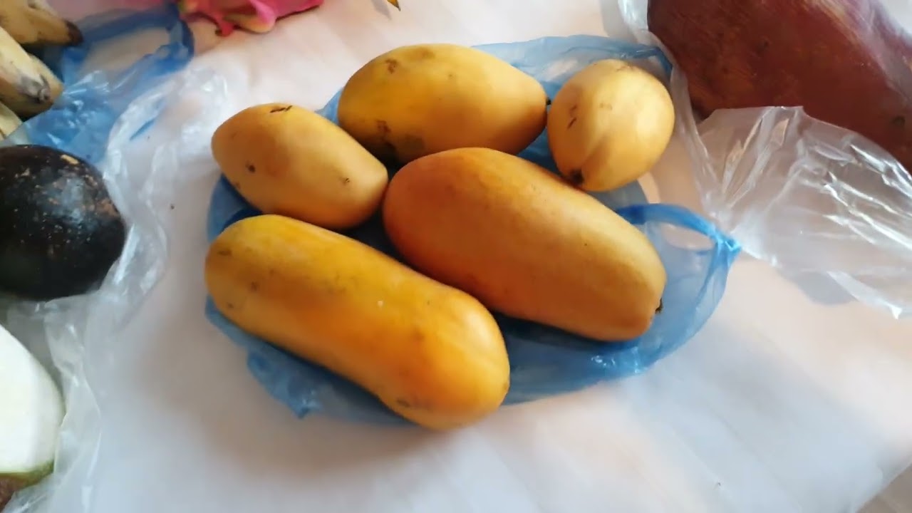 Extremely cheap exotic Thai fruits from the wholesale market in Bangkok ( Mahanak)