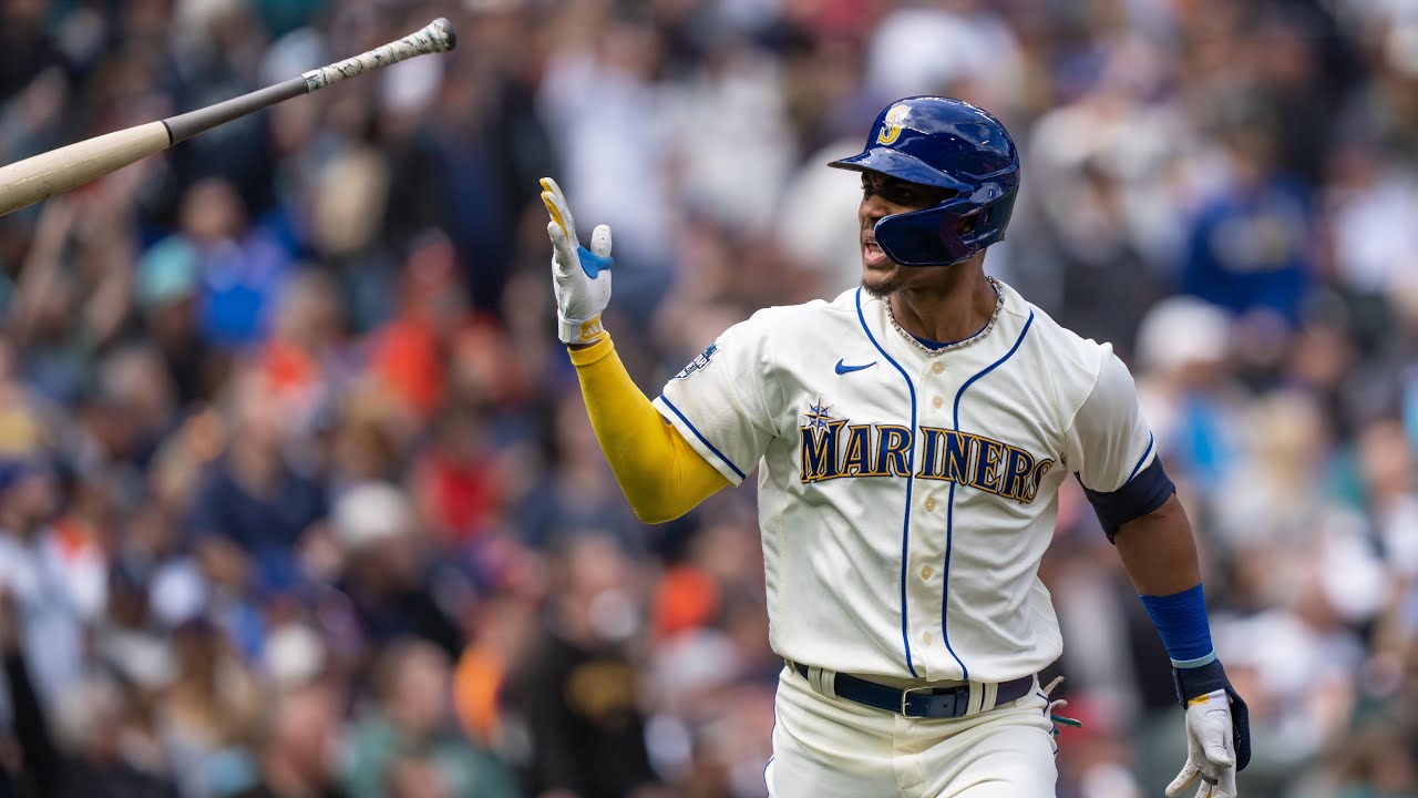 J-Rod hits one WAY OUT! Julio Rodíguez hits a 454-foot dinger!