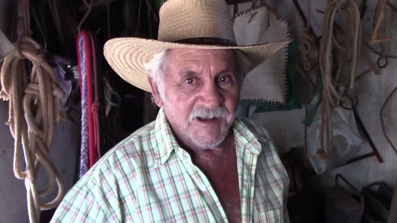 O COURO DE BOI TRABALHADO PELO SEU VARDO EM CABO VERDE-MG