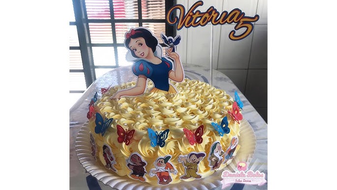 Branca de Neve passando no seu feed. Bolo lindo para a princesa Antonella,  todo em chantininho #chantininho #princesscake