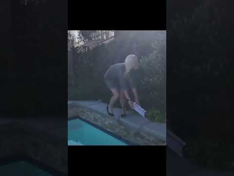 Ein Schritt zu nah am Pool – und plötzlich ist die Besichtigung eine Unterwasser-Show. 📄😂