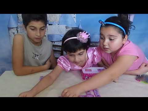 ვთამაშობთ მინი მაუსის დომინოს.