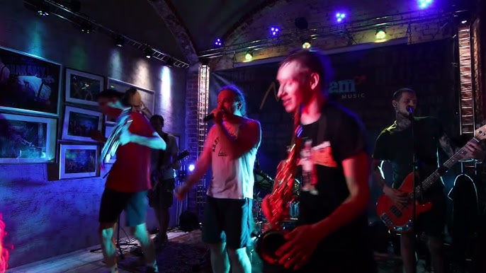 Жалаңаш толымды брюнеткалар