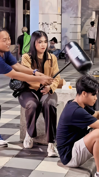 Prank pukul kepala ternyata cewek ini yang di salahkan🤣 #viralvideo #viralshort #trendingshorts
