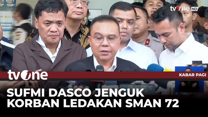 Moskvadagi BDSM veb-sayti: Cool Mens Club Bir kishi sikni yeydi va mushukni tomosha qiladi