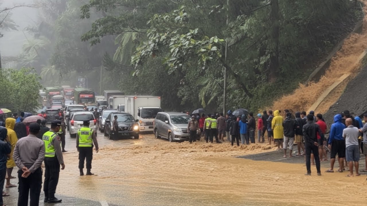 Cuaca Memburuk Bikin Jalan Banjir, Truk Trailer Siba Surya Tersiksa Total di Tanjakan Sitinjau Lauik