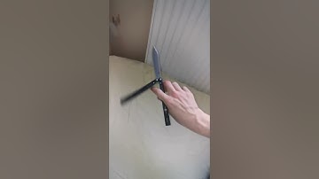 whip roll variante (slow motion) (balisong/butterfly knife tricks)