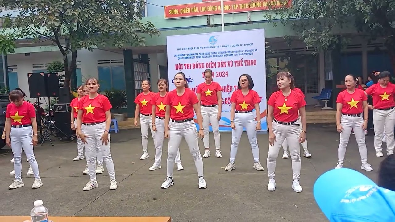 Nhẩy dân vũ . Một vòng Việt Nam - Nối vòng tay lớn .