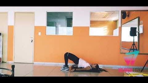 Elevação pélvica com abdução de quadril e elástico.