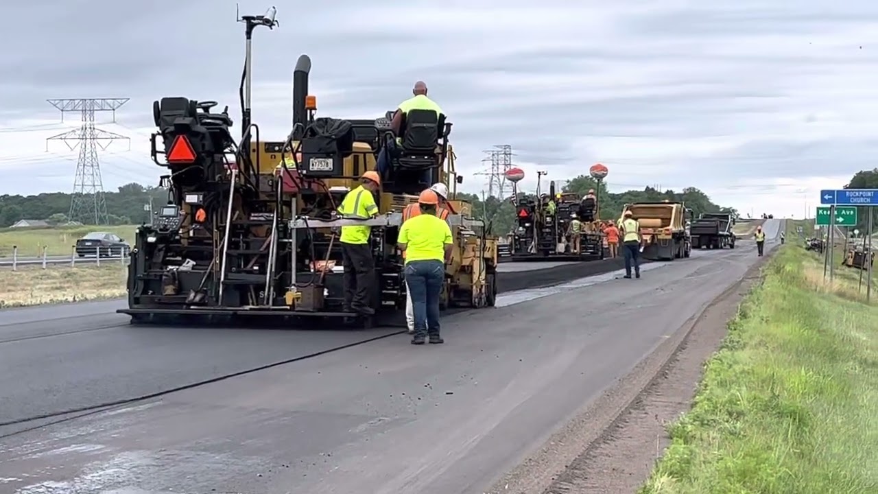 Breakdown Rollers in Echelon Paving