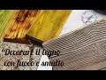 Dipingere e decorare il legno con fuoco e smalto. Shou sugi ban decoration. Bruciatura del legno