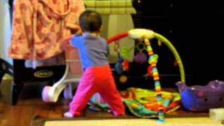 2012 0503 I can walk with my stroller: 我會扶著學步車走路喔!