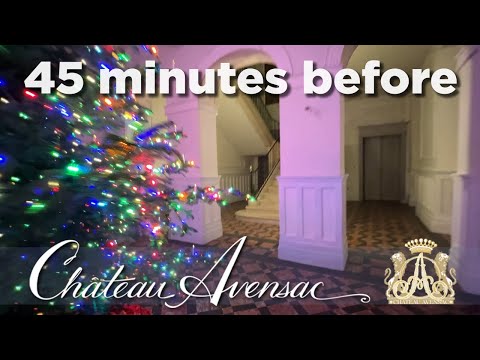 The castle gets dressed for a Christmas gathering. Furniture, trimmings, and lights... Magic !