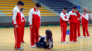 طالبه عندها قوه خارقه بتقابل شاب ملعون كل الطلاب بيتنمروا عليه فبتقرر تساعده وتحميه منهم ملخص مسلسل