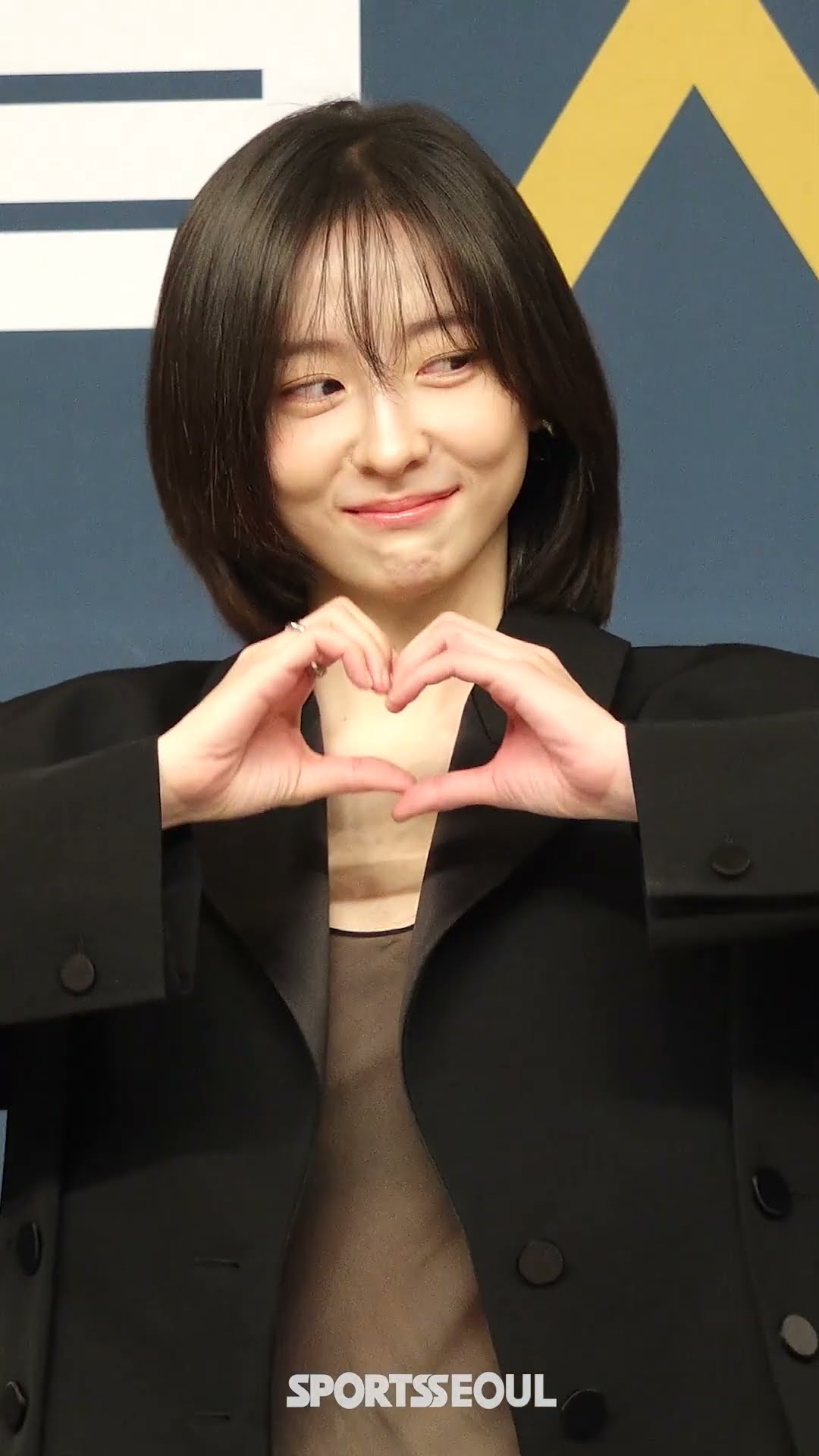 박지현, 코트 사이 은근한 시스루 패션