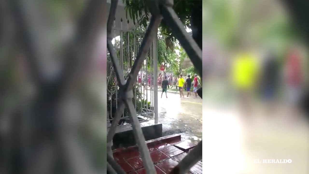Jóvenes se enfrentan con piedras en el barrio San Luis riohacha trabajos