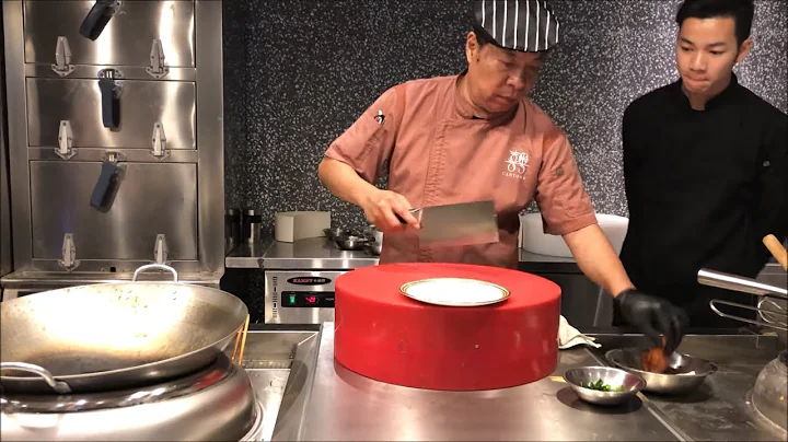 Chef Jian Chit Ming prepares amazing chicken wing filled with shrimp at 2 star Canton 8 in Shanghai - DayDayNews