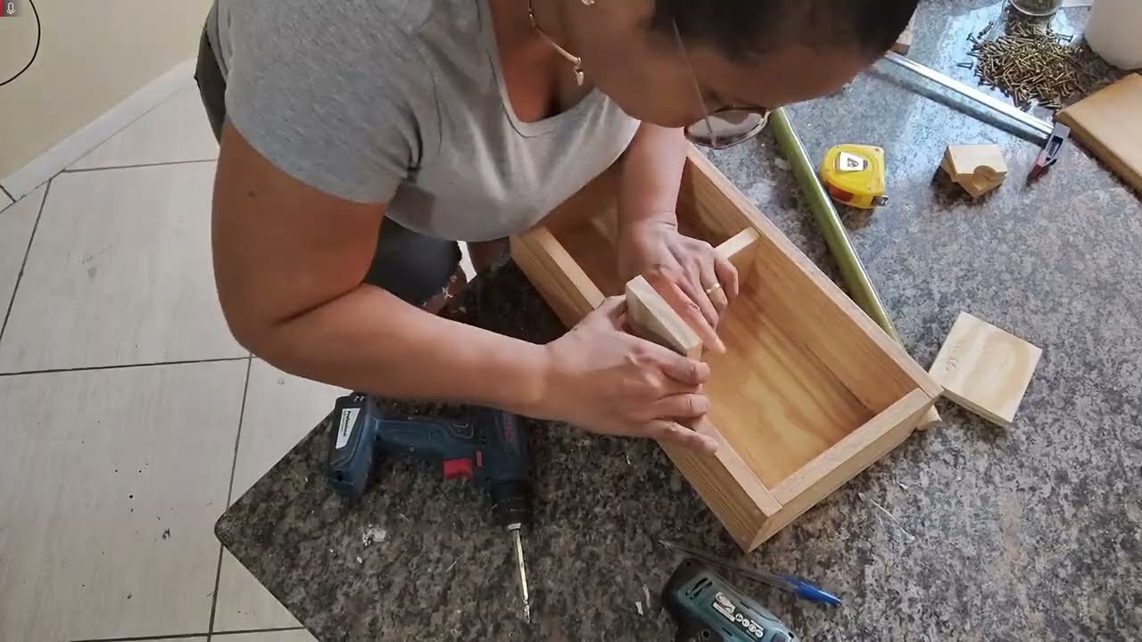 COMO FAZER ARMÁRIO\SUPORTE DE MADEIRA para PAPEL HIGIENICO