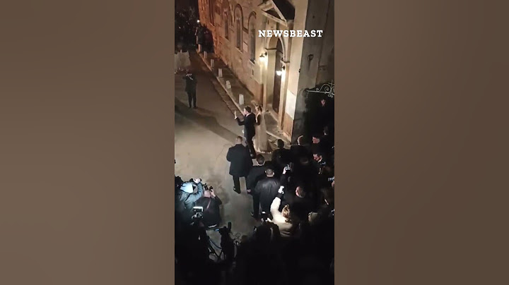 Η στιγμή που οι νεόνυμφοι Χρυσή Βαρδινογιάννη και Νικόλαος εξέρχονται του ΙΝ Αγίου Νικολάου Ραγκαβά
