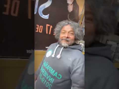 Ayude a este hombre y terminamos besandonos.