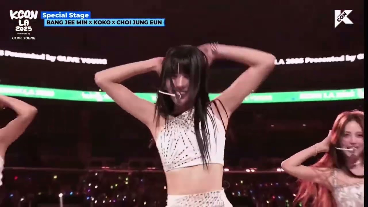 K-pop girl group izna summons the Honmoon at KCON LA 2025