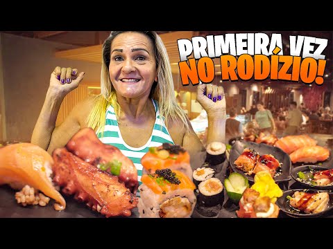 MINHA MÃE EXPERIMENTANDO UM RODÍZIO DE SUSHI PELA PRIMEIRA VEZ !