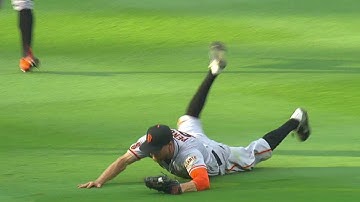 SF@ATL: Pence races in to make a great sliding catch